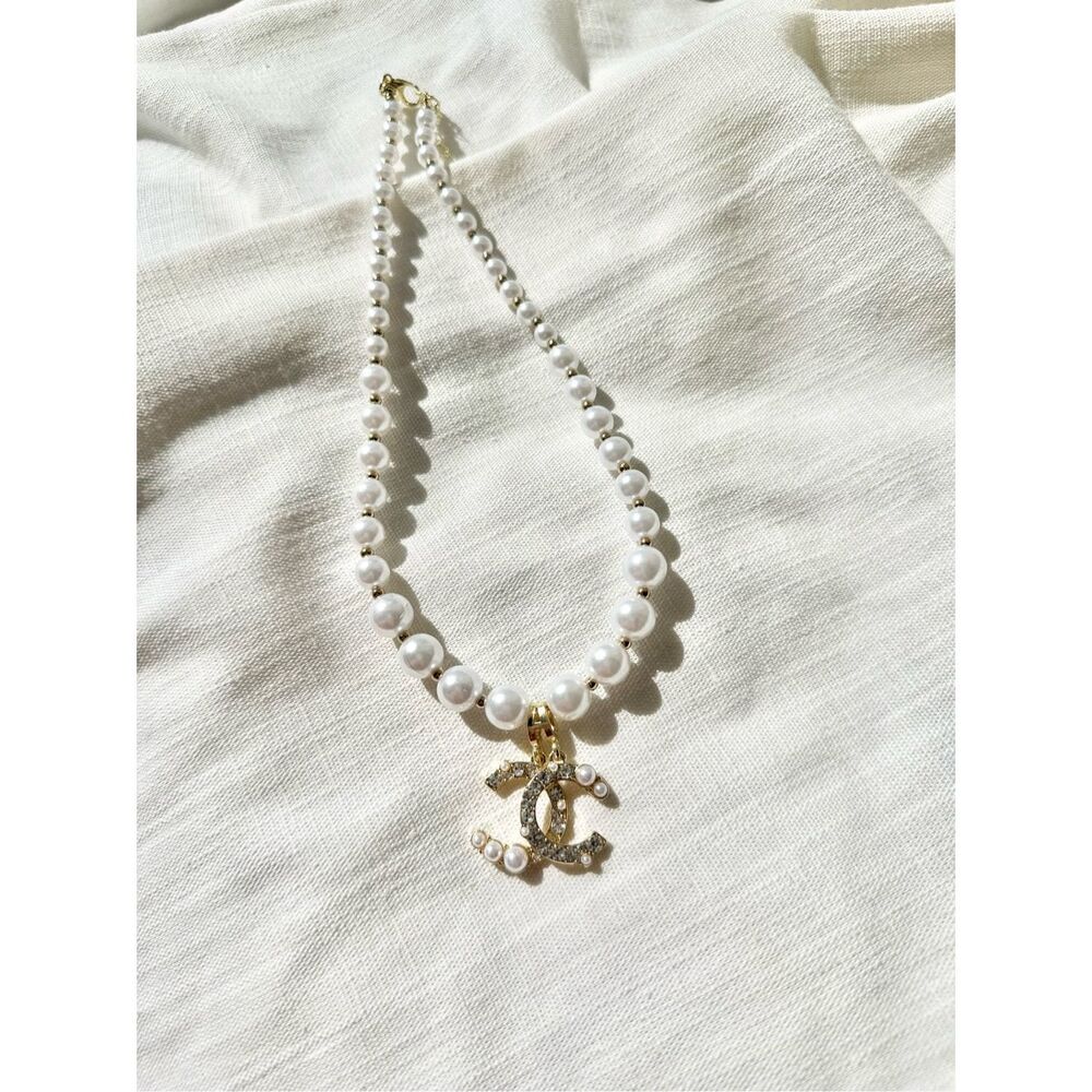 Gold color and faux pearl charm necklace - Picture 3 of 6